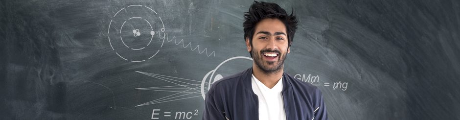 Jeune homme devant un tableau avec des calculs et des formules. Image représentant les sciences naturelles et appliquées.