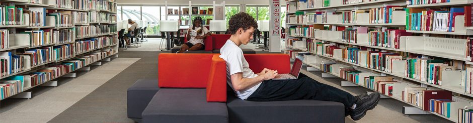 Image d'un étudiant travaillant à la bibliothèque du Collège de Maisonneuve. Crédit photo : Katarina Soskic