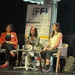 Jihène Rezgui accompagnée de deux femmes sur scène lors du JFFI.