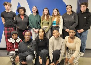 Les étudiantes et les étudiants de la brigade de Maisonneuve en commun prennent la pose pour une photo de groupe.