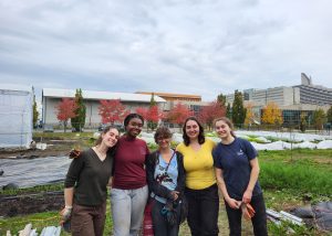 Étudiantes posant lors du maraichage de Maisonneuve en Commun.