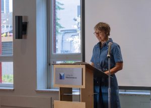 Nathalie Lacombe s'exprimant sur la scène.