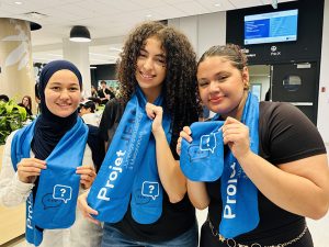 Trois étudiantes présentant le foulard du Projet JEM.