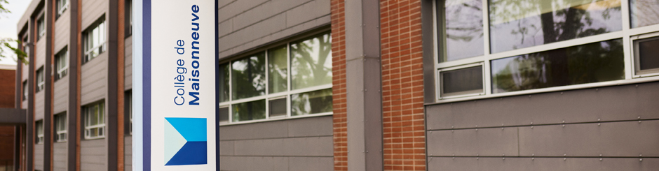 Vue très rapprochée du Campus 6220 du Collège de Maisonneuve avec Le logo en premier plan.