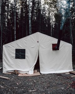 Tente prospecteur construite par les étudiantes et étudiantes en Technique policière lors de leur séjour au Lac Simon.